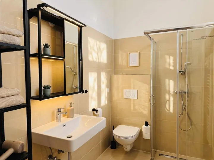 Badezimmer – Stadtapartment mit zwei Doppelbetten