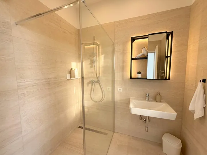 Badezimmer – Helles Apartment, neu saniert