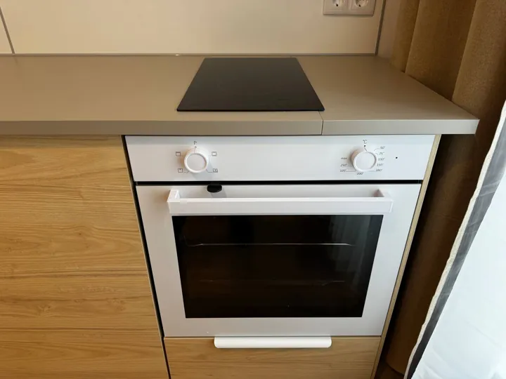 Voll ausgestattete Küche – Drei-Zimmer-Apartment