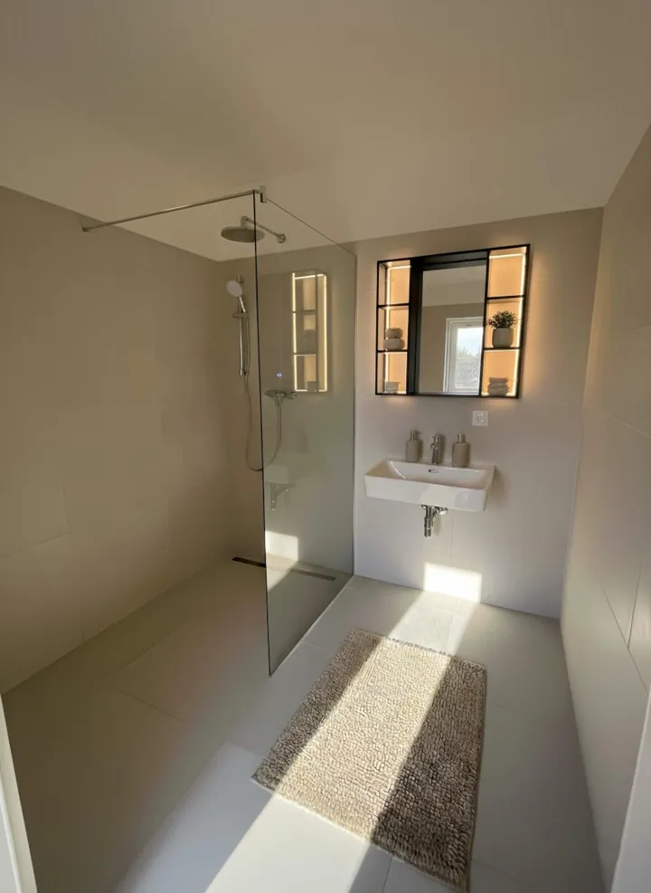 Badezimmer – Großzügiges Zwei-Zimmer-Apartment