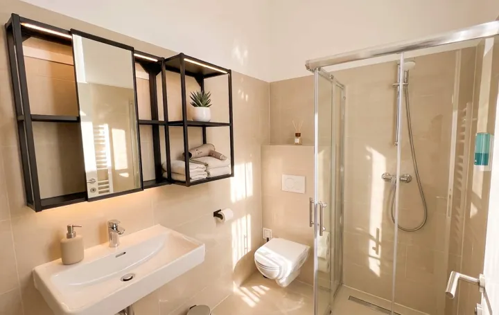 Badezimmer – Apartment mit zwei Schlafzimmern