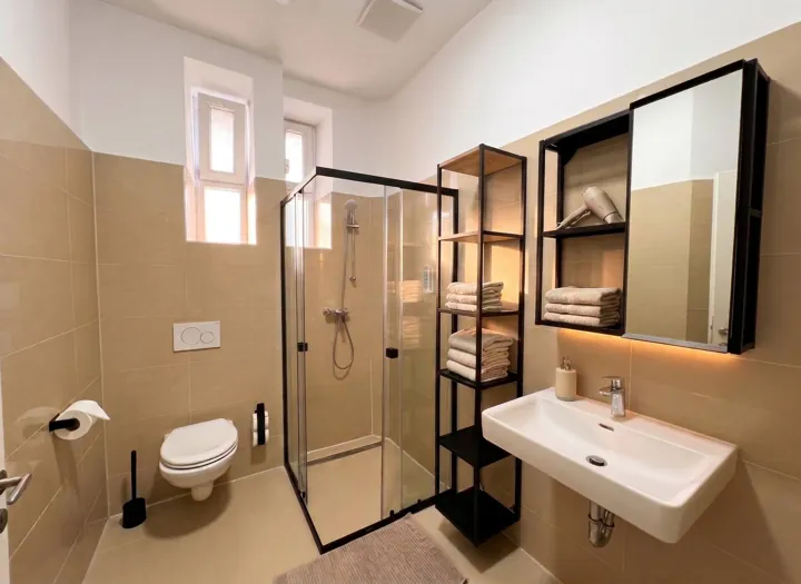 Badezimmer – Kompaktes Zwei-Zimmer-Apartment